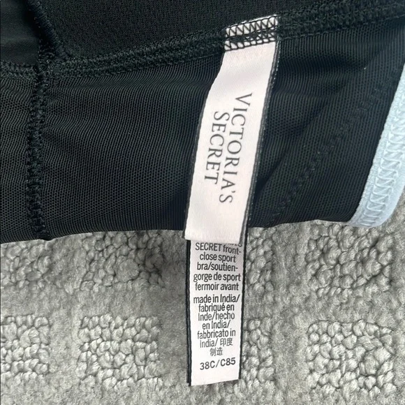 Victoria’s Secret Knockout Front Close Zip Front Black and White Sports Bra 38C - Picture 2 of 4